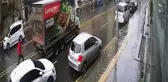 EL FRENİ ÇEKİLMEYEN KAMYONET PARK HALİNDEKİ ARAÇLARA ÇARPTI; O ANLAR KAMERADA