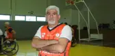 İlçe protokolü, tekerlekli sandalyede engellilerle basketbol oynadı