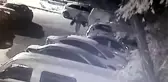 Otomobillerin lastiklerini çalan hırsız kamerada