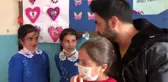 ŞARKICI YUSUF GÜNEY, KÖY OKULU ÖĞRENCİLERİNE BOT VE KIYAFET DAĞITTI