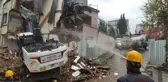 FATİH'TE İKİ METRUK BİNA YIKILDI; OKUL BAHÇESİ GENİŞLETİLECEK