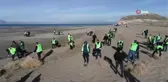 Son dakika haberi... Metrelerce çekilen Van Gölü sahilinde çöp toplayarak kuraklığa dikkat çektiler