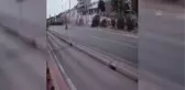 Aydınlatma direğine çarpan otomobil ikiye bölündü