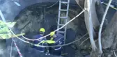BAĞCILAR'DA ÇATISI YANAN BİNANIN ÖNÜNDEKİ YOL GÖÇTÜ