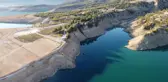 Barajın turkuazı ormanın yeşili