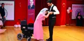 Dans ederken öğretmeninin yardımıyla ilk defa ayağa kalkınca solonu duygulandırdı
