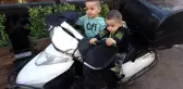 Motosiklet üzerinde oynayan çocuklar gaza basınca kaza kaçınılmaz oldu... O anlar güvenlik kamerasına saniye saniye yansıdı