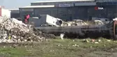 Sanayide aylardır toplanmayan çöpler, adeta dağ oluşturdu