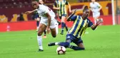 Kadın futbolundaki tarihi derbiye verdiği karar damga vurdu! Maçın hakemine tepki yağıyor