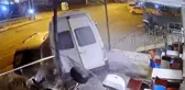 KIRIKKALE - Minibüsün park halindeki araca ve iş yerine çarpması güvenlik kamerasında