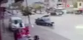 Son dakika haberi... Ölümden son anda böyle kurtuldular... Kaldırımda bekleyen iki öğrenci kazadan elektrik direği sayesinde kurtuldu