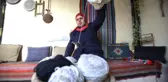 Ürdünlü kadın, el dokuma kilimleriyle yok olmaya yüz tutmuş bir zanaatı yaşatıyor