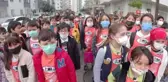 Fidanları toprakla buluşturan çocuklar can suyunu suluklarıyla verdi