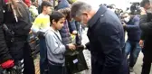Son dakika haber! Taş atan çocuklara dokunularak topluma kazandırılıyor