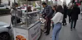 Trafik kazalarına dikkati çekmek için babasının öldüğü yerde lokma dağıttı