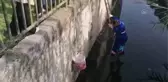Tuzla'da derenin istinat duvarının oyuğunda sıkışan kedi kurtarıldı