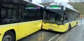 AVCILAR'DA ÇAMURLU YOLDA KAYAN İETT OTOBÜSLERİ BİRBİRİNE ÇARPTI