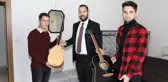 Çubuk Belediye Başkanı Demirbaş, evinde ziyaret ettiği öğrenciye bağlama hediye etti