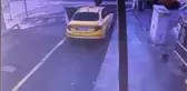 Sürücüsü araç dışındayken 200 metre sürüklenen kamyonet beton saksıya çarparak durabildi