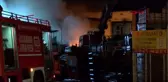 İSTANBUL-ÜMRANİYE'DE HURDALIKTAKİ AKARYAKIT TANKINDA YANGIN ÇIKTI