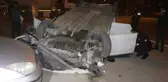 Uyarı levhasına çarpıp ters dönen araçtaki 2 kişi yaralandı