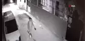 Son dakika haberleri | Yolda yürüyen aileye hayatlarının şokunu yaşattılar... Çocuklarının yanında kapkaça uğrayan aile kamerada