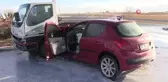 Aksaray'da bir otomobil süt taşıyan kamyonetle çarpıştı: 2 yaralı