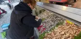 Eşi denizde, kendisi de tezgahta mesai yapıyor