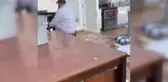 Hortumda yıkılan evinde piyano çaldı