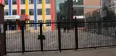 Müdür yardımcısı, 2 gün önce üzerinde bıçak bulduğu için disipline gönderdiği öğrencisi tarafından bıçaklandı