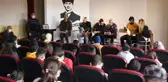 Son dakika haber: Şanlıurfa Büyükşehir Belediyesi Şehir Tiyatrosu ekibi, görme engelli çocuklar için sahneye çıktı