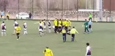 AMATÖR LİG MAÇINDA FUTBOLCU, SAHADA YERE YIĞILDI