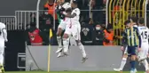 Josef de Souza, Kadıköy'de attığı gole çılgınca sevindi! Taraftarlar eline ne geçtiyse sahaya fırlattı