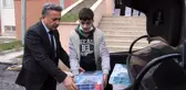 Belediye başkanı öğrenciler için makam aracıyla köy köy gezip kitap dağıtıyor