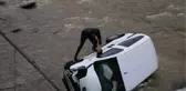 DEREYE DÜŞEN HAFİF TİCARİ ARACIN SÜRÜCÜSÜ MERDİVENLE KURTARILDI