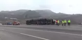 Devrilen et yüklü tırın sürücüsü yaralandı