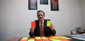 Futbol hakemlerinin sarı ve kırmızı kartlarından koleksiyon oluşturdu
