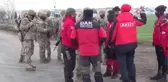 Kayıp şahsı arama çalışmaları kar yağışı altında sürüyor
