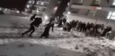 Üniversite öğrencileri karın keyfini penguen dansı ile çıkardı