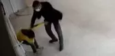 Son dakika haberleri! Öğretmenin öğrencisini tekme tokat dövdüğü anlar kamerasında