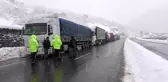 Tır şoförlerinin ve ekiplerin eksi 2 derecede zorlu kar mücadelesi