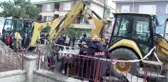 Keçiören'de kanalizasyon çalışması sırasında yol çöktü