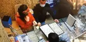 KUYUMCUYU OYALAYIP 4 BİN LİRALIK YÜZÜĞÜ ÇALDILAR