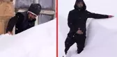 Muş'ta kar kalınlığının 1,5 metreye ulaştığı köyde esaret yaşanıyor! Vatandaş elinde kürekle tünel oluşturuyor