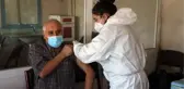 İLÇEYE GİDEMEYEN YAŞLILAR, MAHALLEDE AŞILANDI