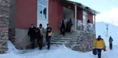 Yolu kardan kapanan mahallede omzu kırılan çoban için ekipler seferber oldu