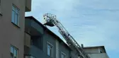 Tuzla'da binanın ahşap çatısı alev alev yandı