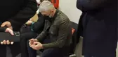 Velayet davasına damga vuran kare! Özcan Deniz, adliye koridorunda dua ederek beklemiş