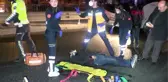 İSTANBUL-ŞİŞLİ'DE DİREKSİYON HAKİMİYETİNİ KAYBEDEN MOTOSİKLET SÜRÜCÜSÜ KAZA YAPTI: 2 YARALI