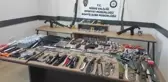 Düzenlenen operasyonda çok sayıda silah ve kesici alet ele geçirildi